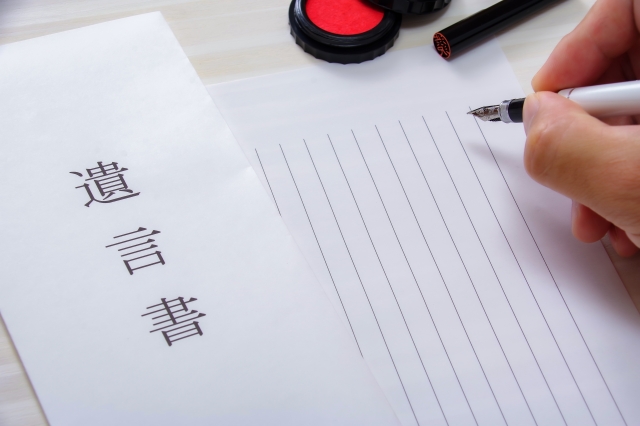 遺言書の封筒と印鑑