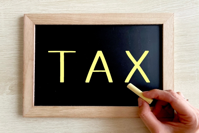 TAXの文字列が書かれた黒板