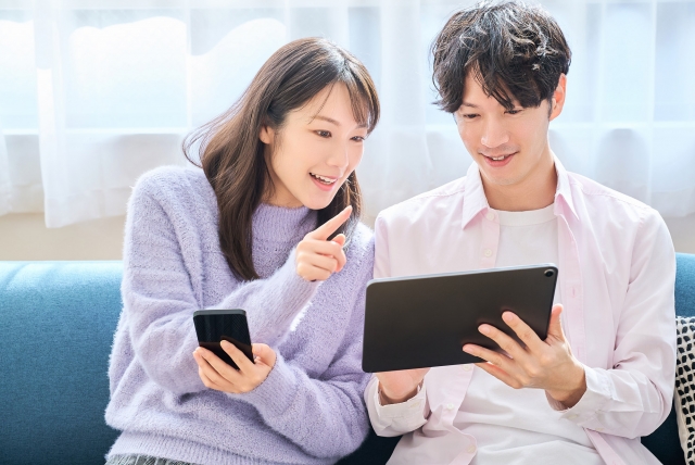 スマホを見ている若い男女