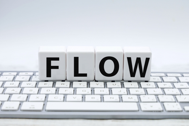FLOWの文字列とパソコンのキーボード