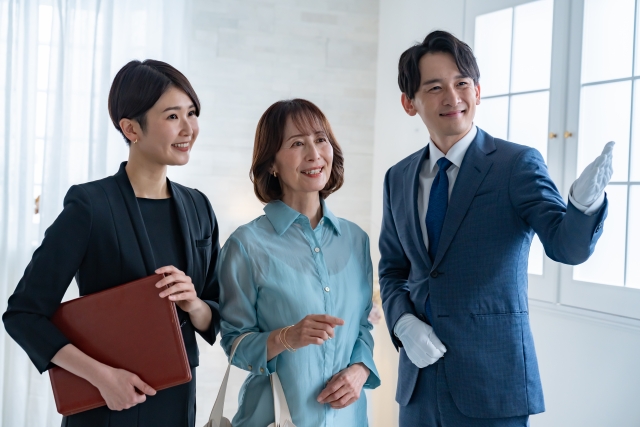 内覧をする女性と営業担当