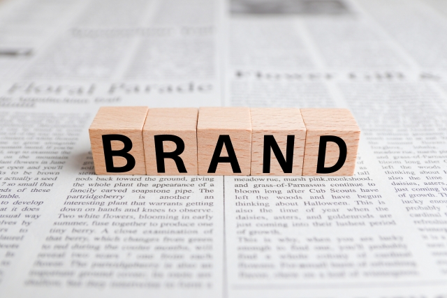 BRANDの文字列が書かれた積み木